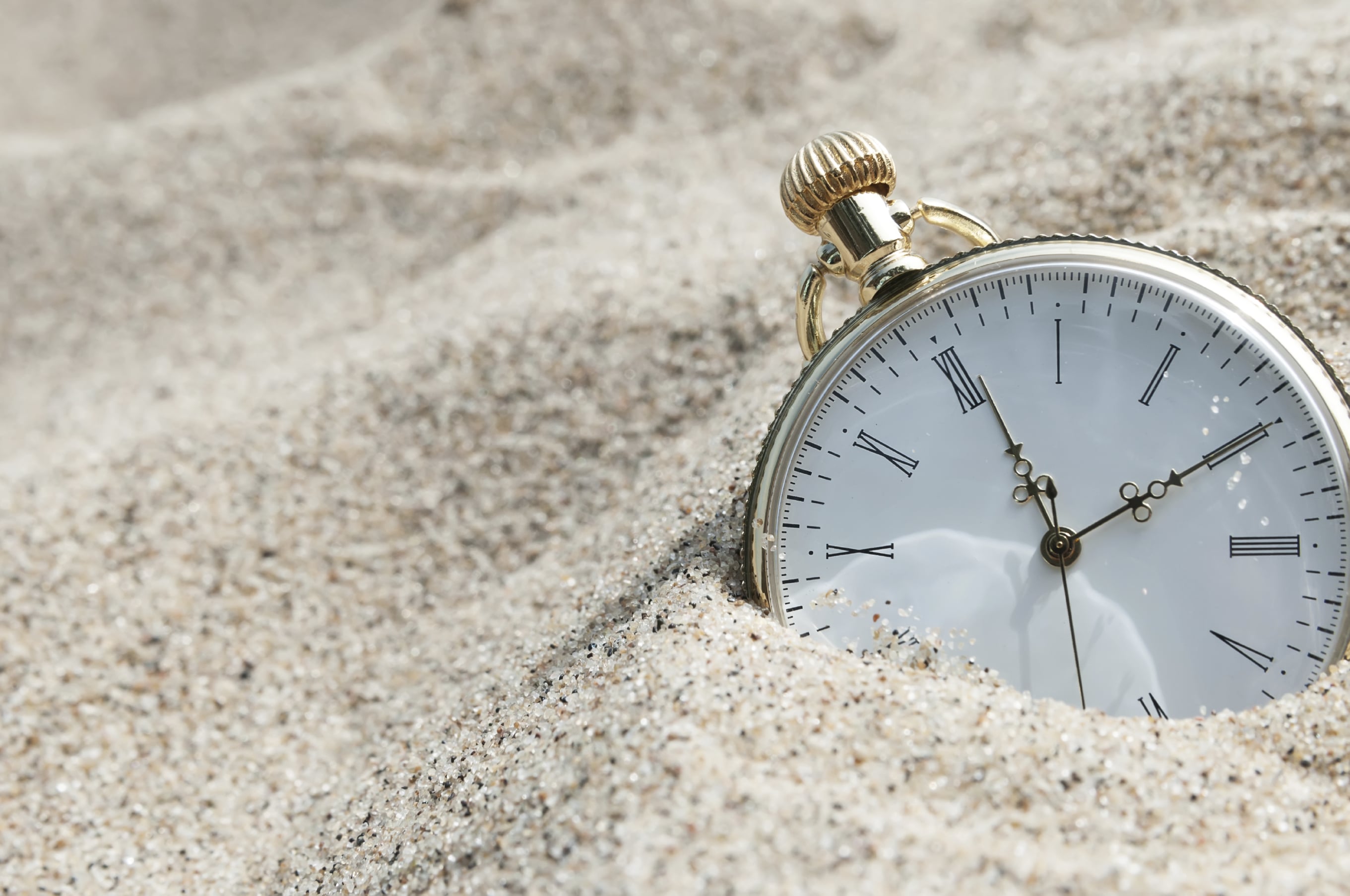 Время жизни истекло. Часы в песке. Часы на фоне моря. Часы и время. Карманные часы в песке.